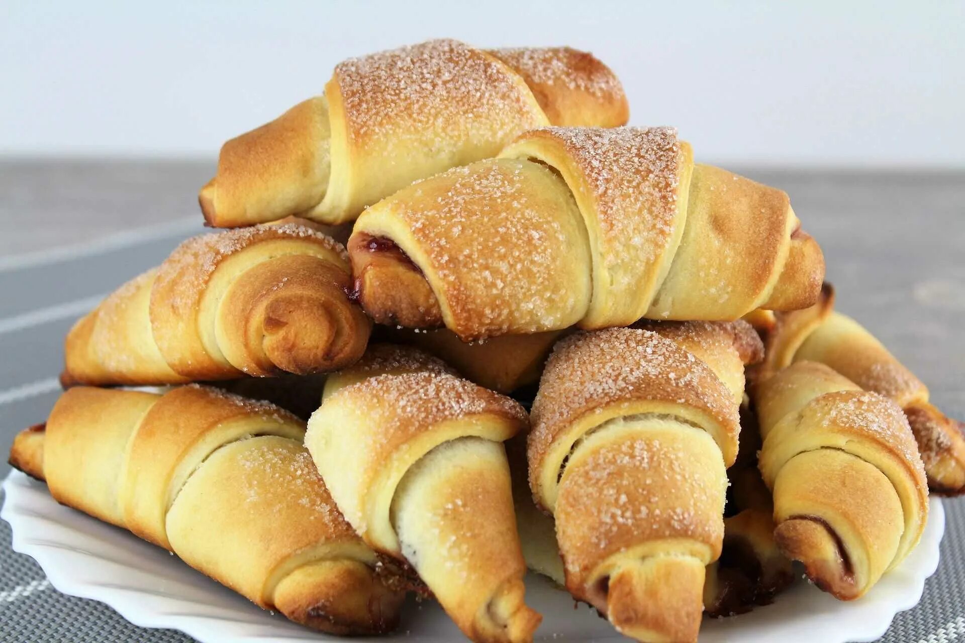 Рогалик выпечка. Рогалики из слоеного теста. Рогалик со сгущенкой. Рогалик булочка. Рогалики из творожного теста.