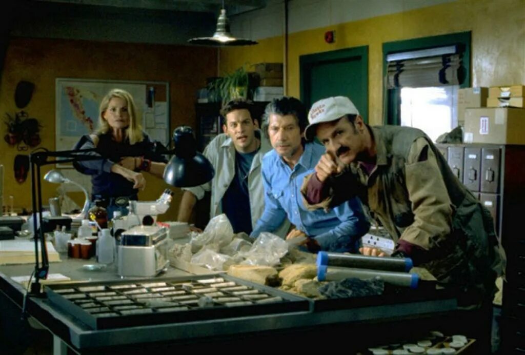 эпидемия сериал нетфликс. дрожь земли фильм 1989. дрожь земли фильм 2018 грабоиды. мисс октябрь 1974 дрожь земли. хочу тебя прикол.