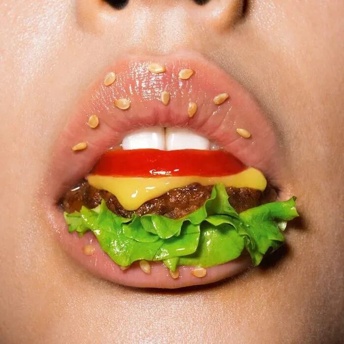 Рот полный сон. Красивые губы с едой. Губы бургер. Женский гамбургер.