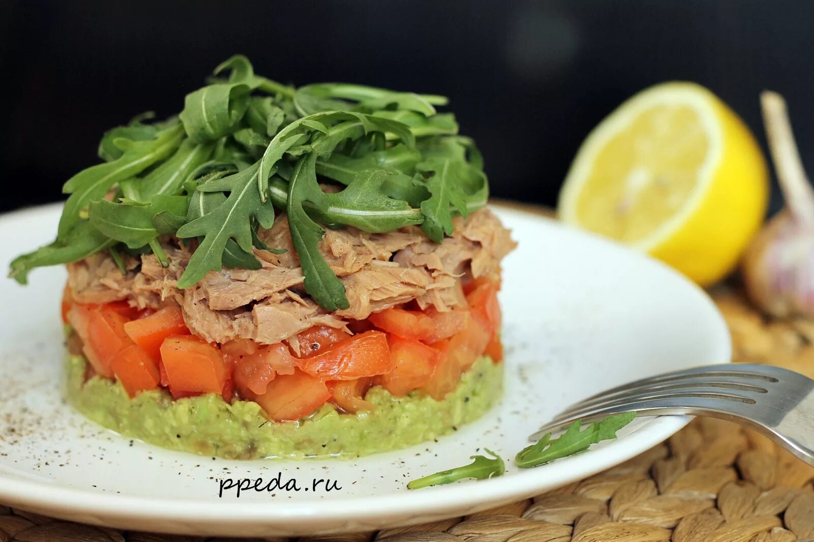 Салат с тунцом. Салат с тунцом и яйцом. Salat s tunzom. Салат с тунцом и овощами. Вкусный салат с тунцом консервированным рецепт