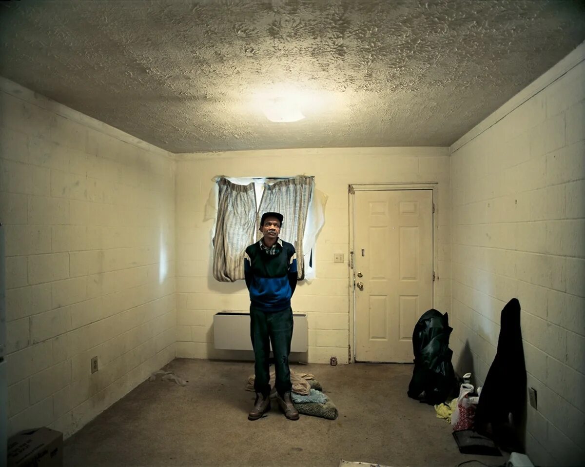 Бедный интерьер квартиры. Убогая обстановка. Бедная квартира. Обшарпанная комната. Бедная обстановка в квартире.