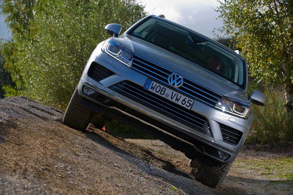 Тест драйв туарег. Фольксваген Туарег 2015. VW Touareg 2015. Volkswagen Touareg оффроад. Volkswagen Touareg 2010 оффроад.