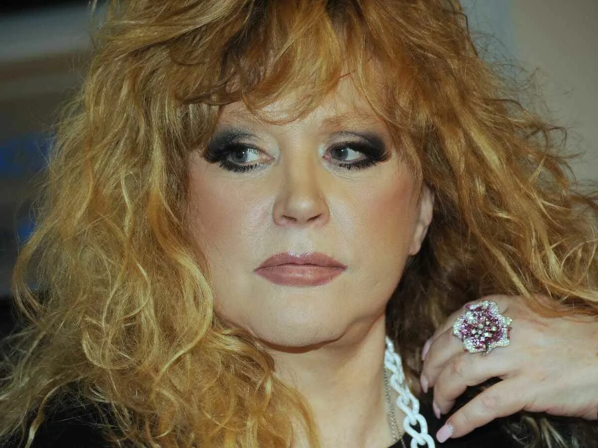 Алл про. Вал борисовна пугачева. Пугачева анфас. Алла пугачева подмигивает. Алла пугачева.