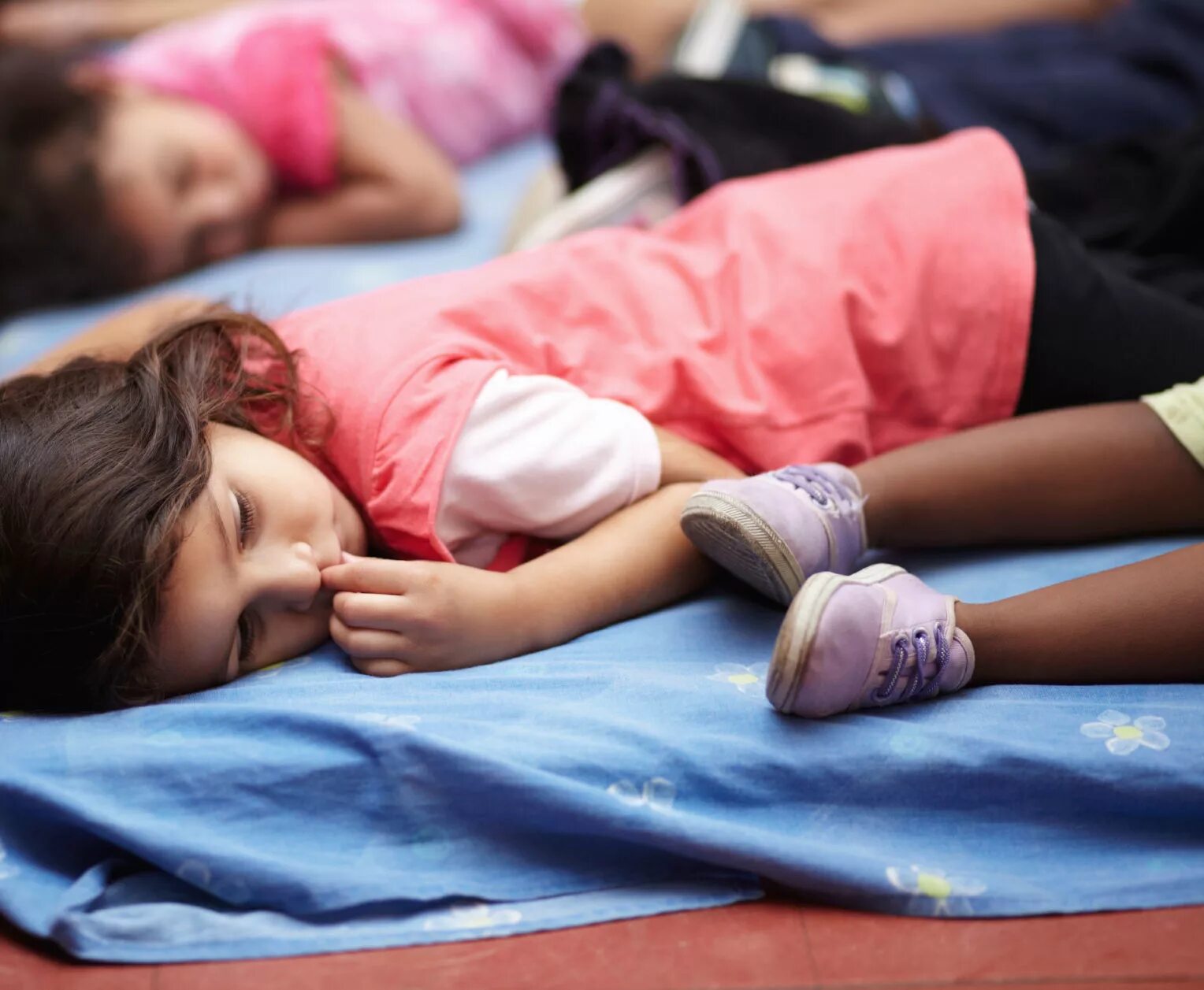 Sleep on sleep little child. Kindergarten Kids Sleep. Сон на улице в детском саду. Спящие дети в детском саду. Детский сад сон час девочка.