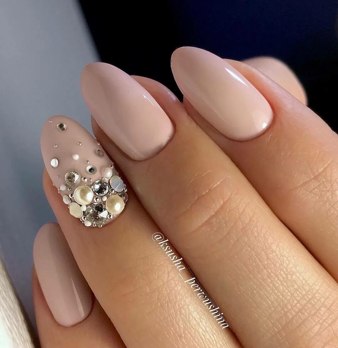 Маникюр со стразиком. Нюдовый миндаль 2022. Маникюр нюд со стразами. Нюдовый маникюр. Нюд со стразами.