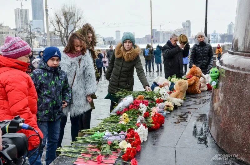 Что не работает в траур. Кемерово траур. день траура на телевидении. траур в кемерово 2018 на украине.