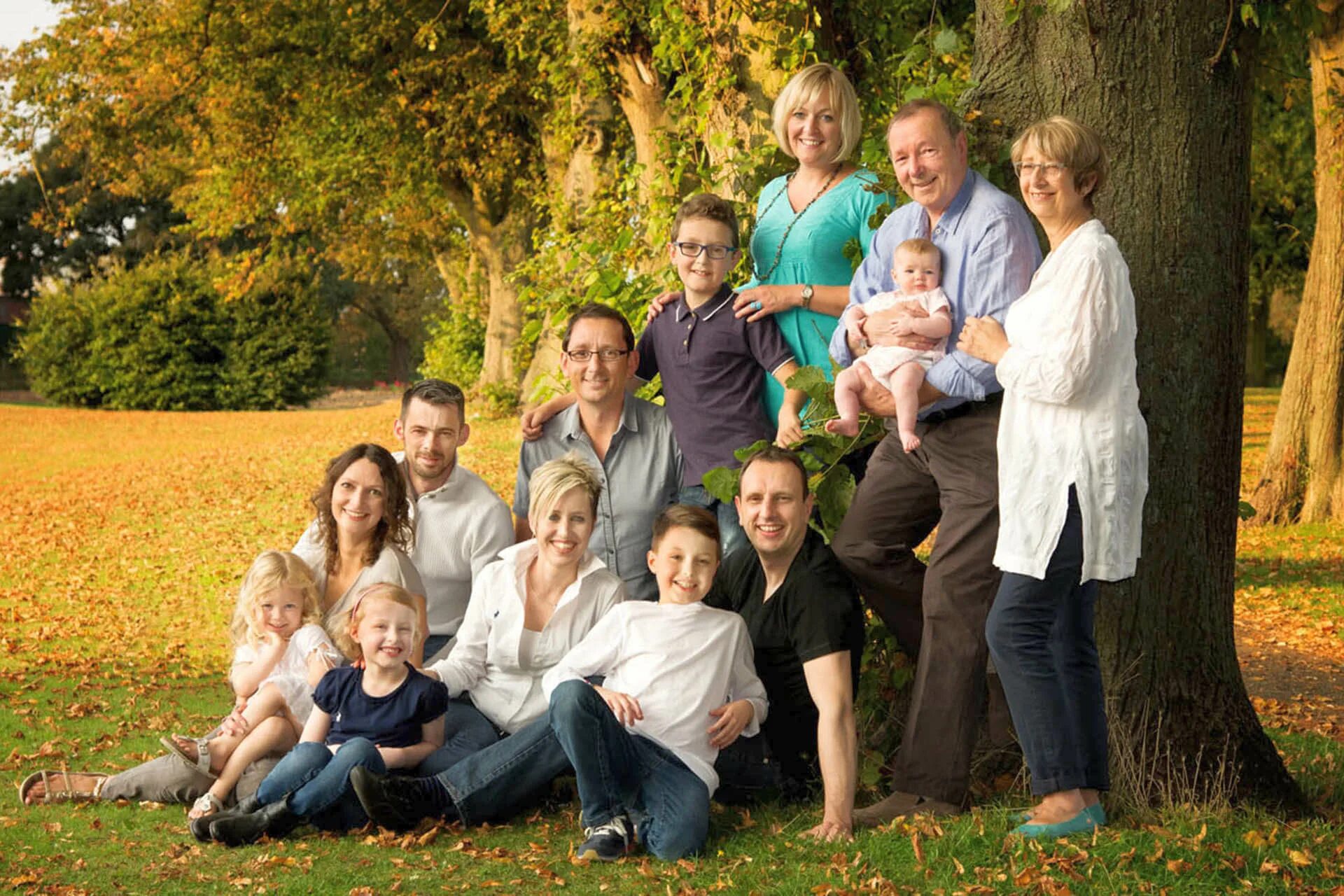 Где сейчас родственники. Большая семья. Большая счастливая семья. Фотография семьи. Фотосессия большой семьи.