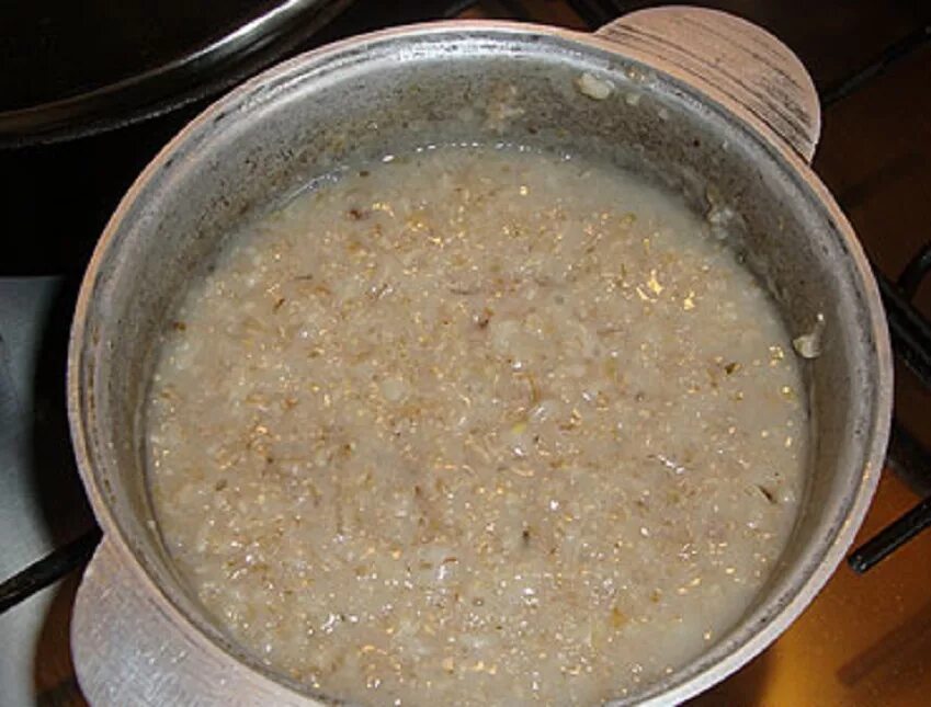 Овсянка вареная. Густая овсяная каша на молоке. Овсяная каша в кастрюле. Овсяная каша с семенами чиа. Плохая овсянка.