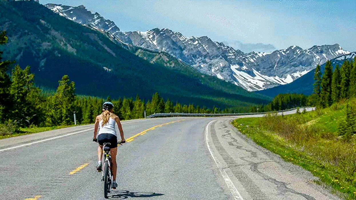 Bike traveling. Поездка на велосипеде. Велосипедные прогулки в горах. Велосипед на дороге. Путешественник на велосипеде.