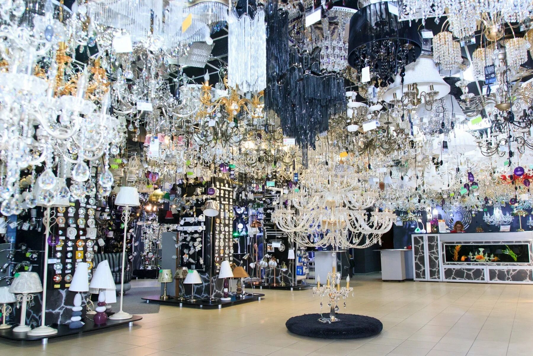 магазин светильников и люстр. светильники для витрин. магазины по продаже ламп. интерьер магазина люстр. магазины по продаже ламп.