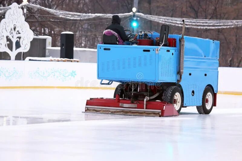 Zamboni 552 electric. Машина для льда на катке. Машина для заливки катка. Zamboni заливочная машина. Машина для льда на катке.
