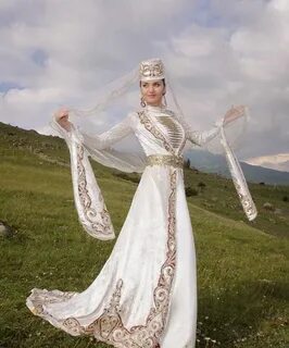 Осетинский женский национальный костюм