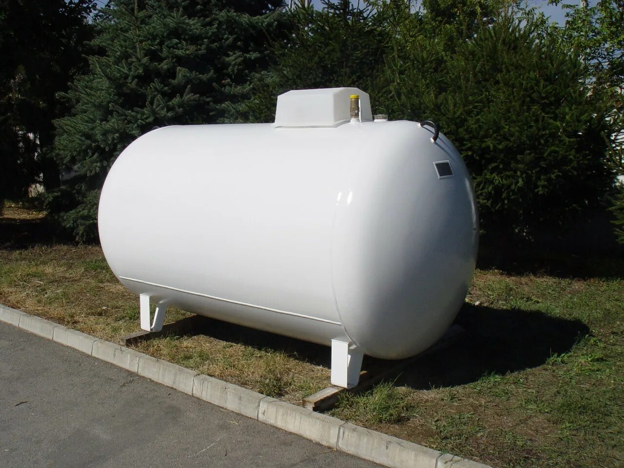 Газгольдер лет. Газгольдер kadatec 3800. газгольдер 2700 литров. наземный газгольдер на 2200л. румынский газгольдер 2700 литров.