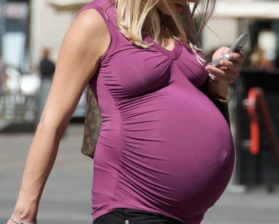 Прегнант нелли. Красивые женщины с большим животом. Чабби белли герл belly pregnant. Pregnant big girl. Pregnant big girl.
