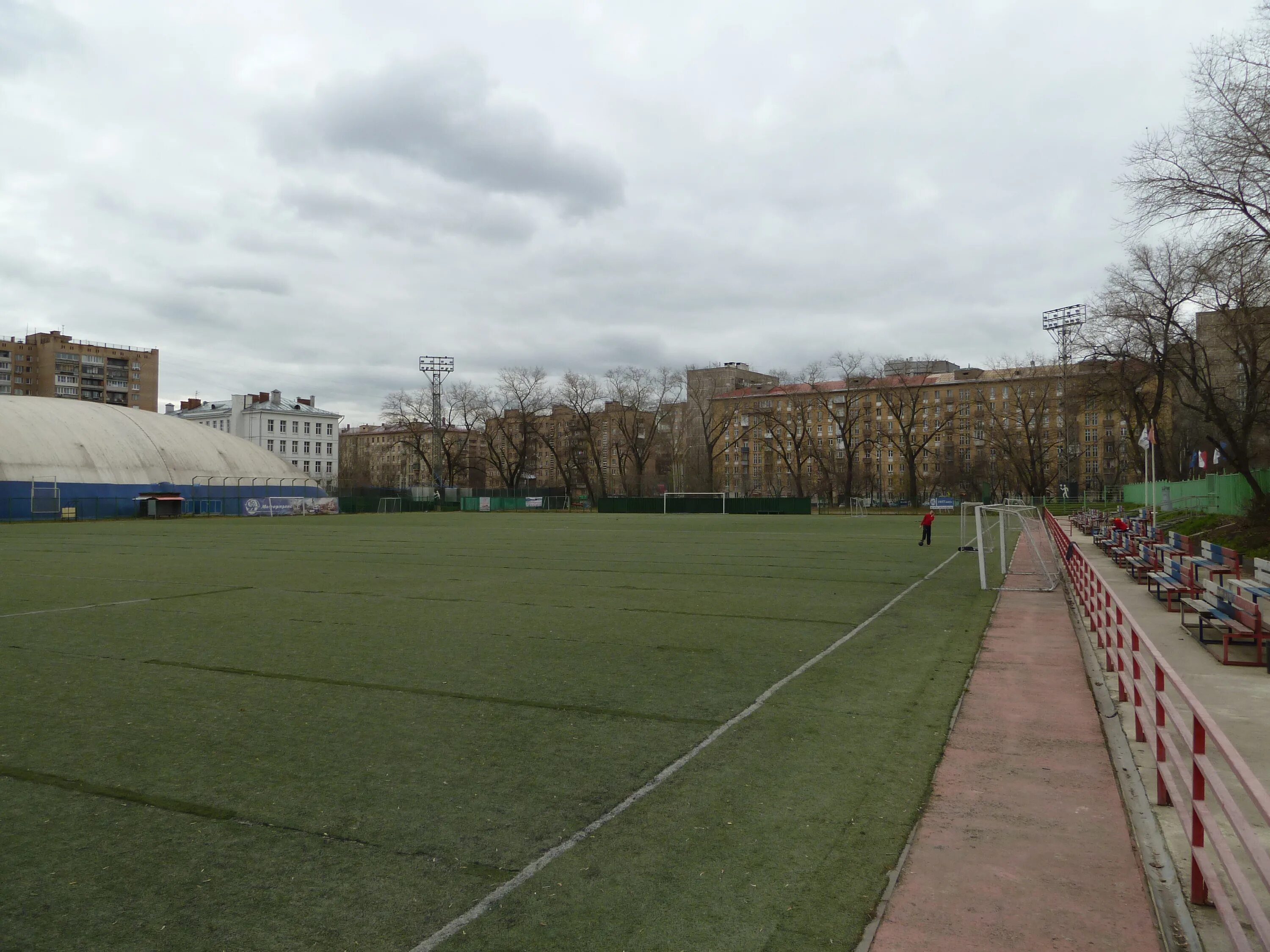 Школа 69 строгино поле. Стадион металлург москва. Поля в москве футбол. Смольная 10 футбольный манеж. Короленко 1а city football.