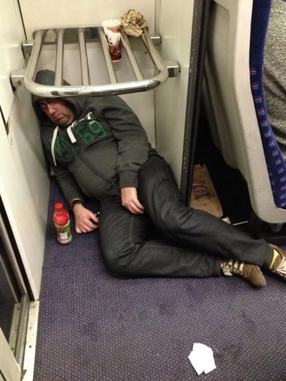 В чем спать в поезде. Спящий человек в электричке. Смешные люди в поезде. Человек уснул в поезде.