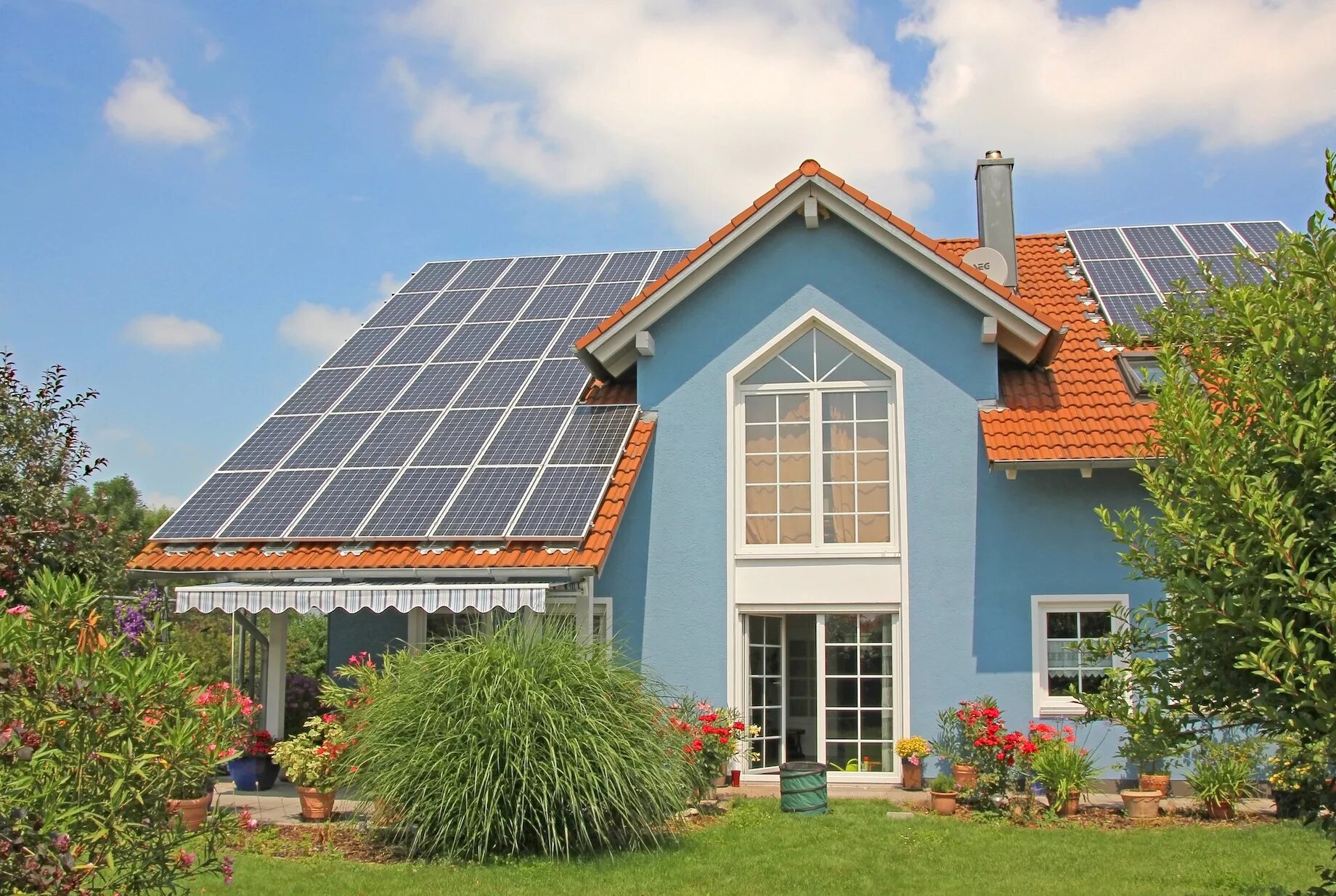 Солар Хаус. Солнечные крыши. Загородный дом с солнечными батареями. Солнечные батареи на крыше дома. Солнечный дом друзья