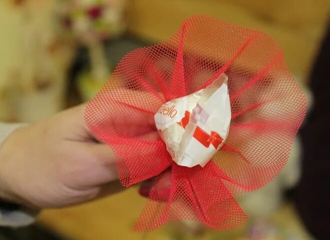 Букет "девушке". Букет канзаши. Как упаковать букет из лент. Букет из конфет пошагово. Упаковка букета в бумагу.