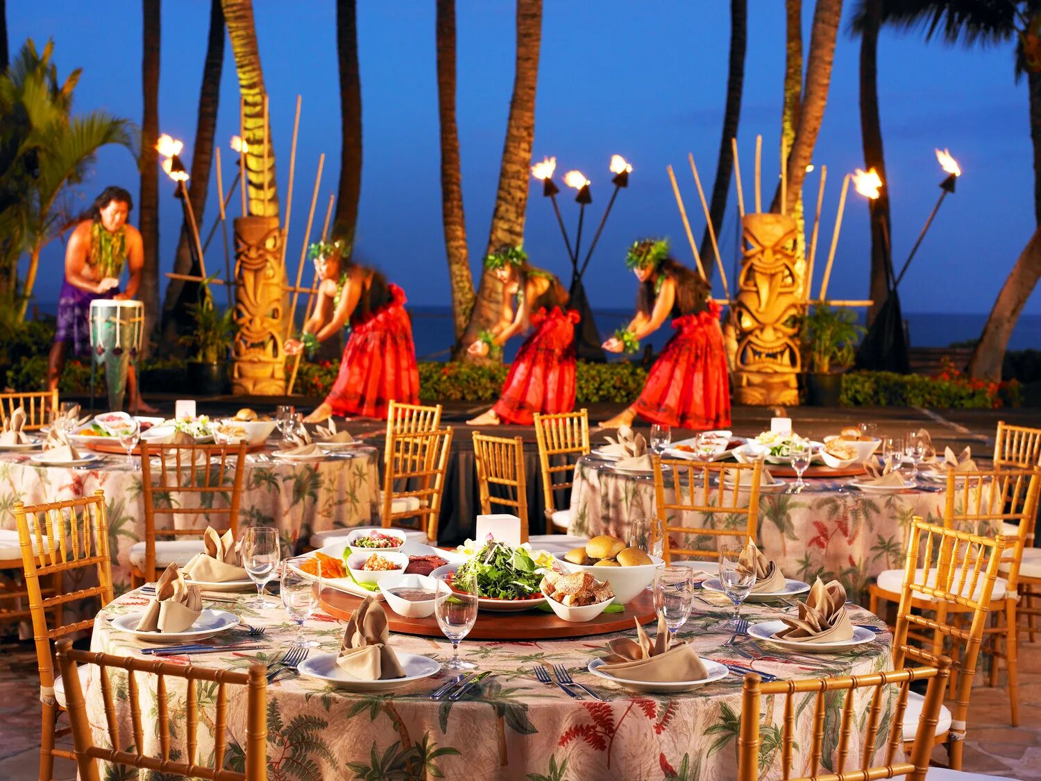 Луау. Гавайское Луау. Украшение стола в гавайском стиле. Вечеринка в гавайском стиле. Ресторан в гавайском стиле.