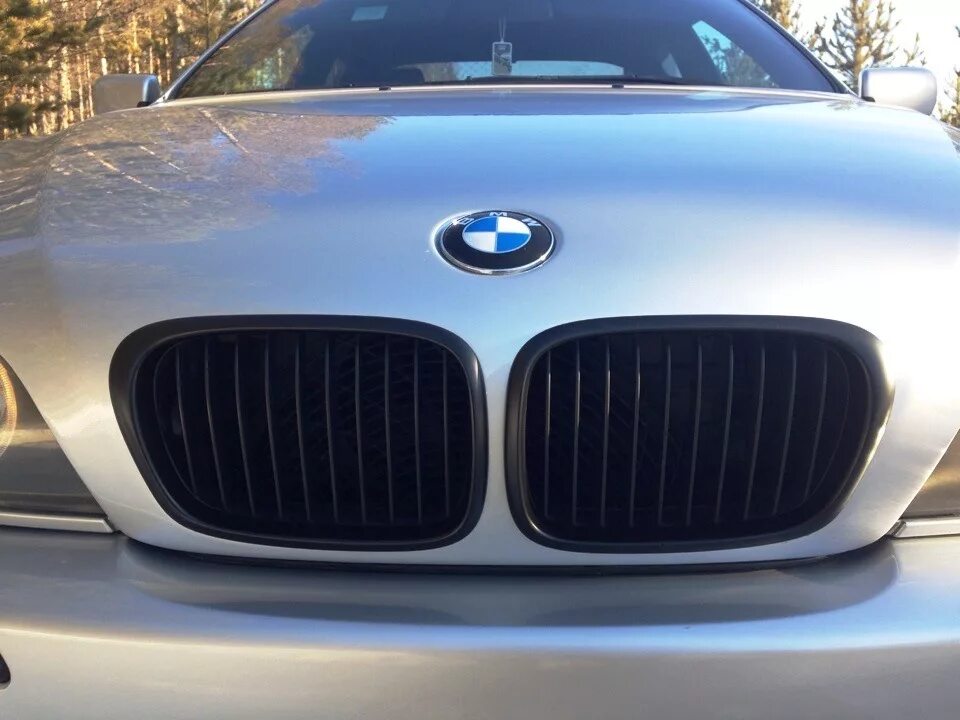 Ноздри бмв. Ноздри bmw 5. bmw e39 черные ноздри с хромом. бмв ноздри мат и хром е39.
