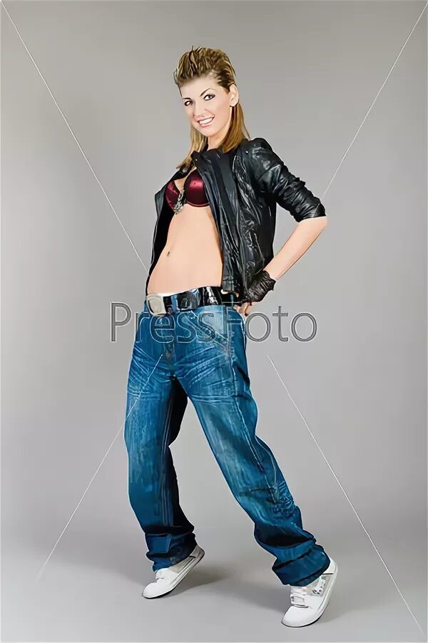Мода на расстегнутые джинсы. Девушка в расстегнутой куртке. Джинсы расстегнутые на беременных в полный рост. Кристи крадётся ниже в расстёгнутые джинсы.