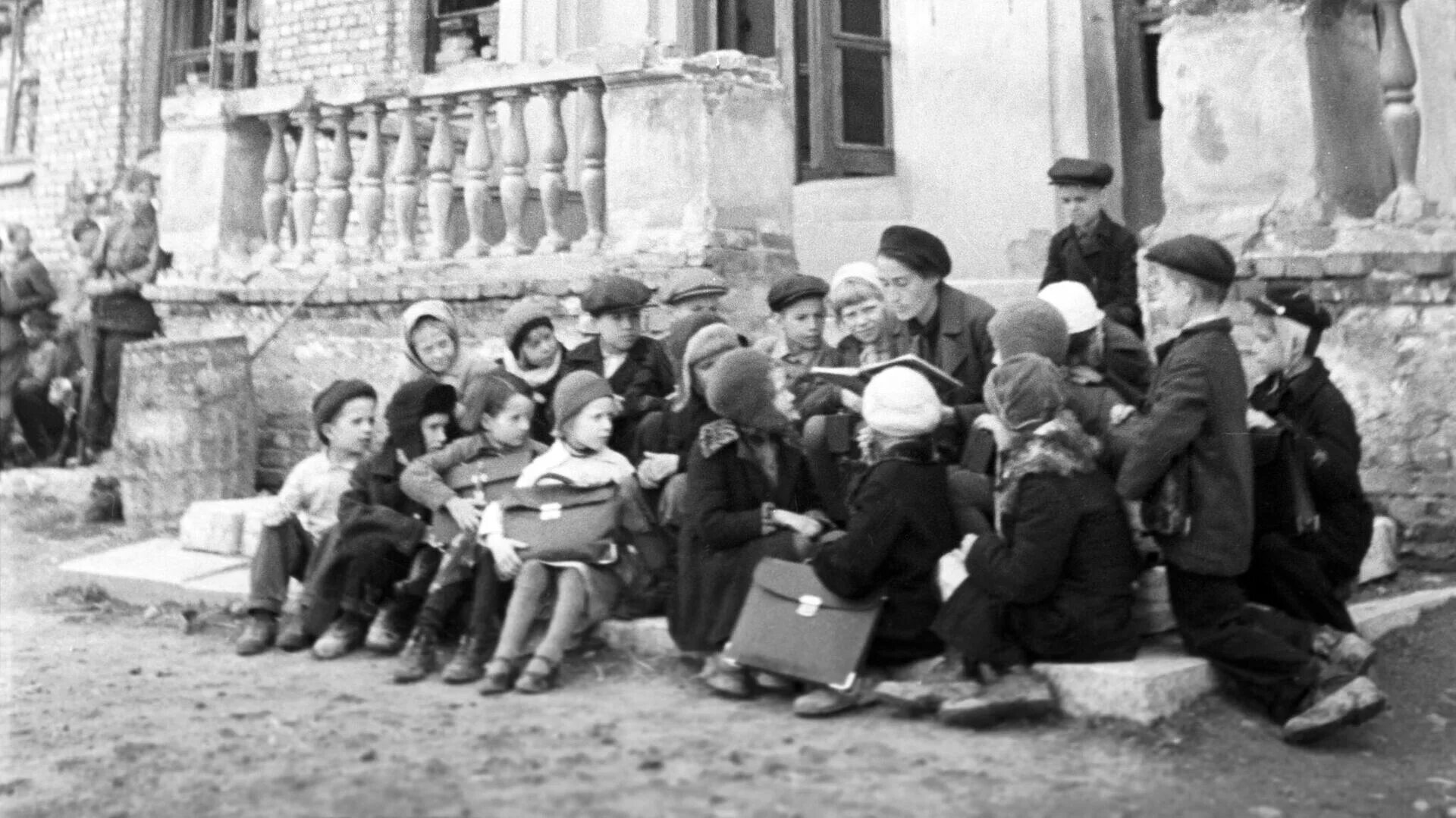 Школа во время великой отечественной. Школы блокадного Ленинграда. Блокада Ленинграда школы. Школы в блокадном Ленинграде 1941. Школы блокадного Ленинграда 1943.