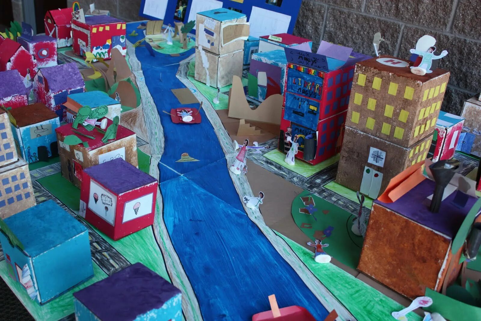 Что можно сделать для города. Поделка город. Город из бумаги. Бумажный макет города. Макет города для детей.
