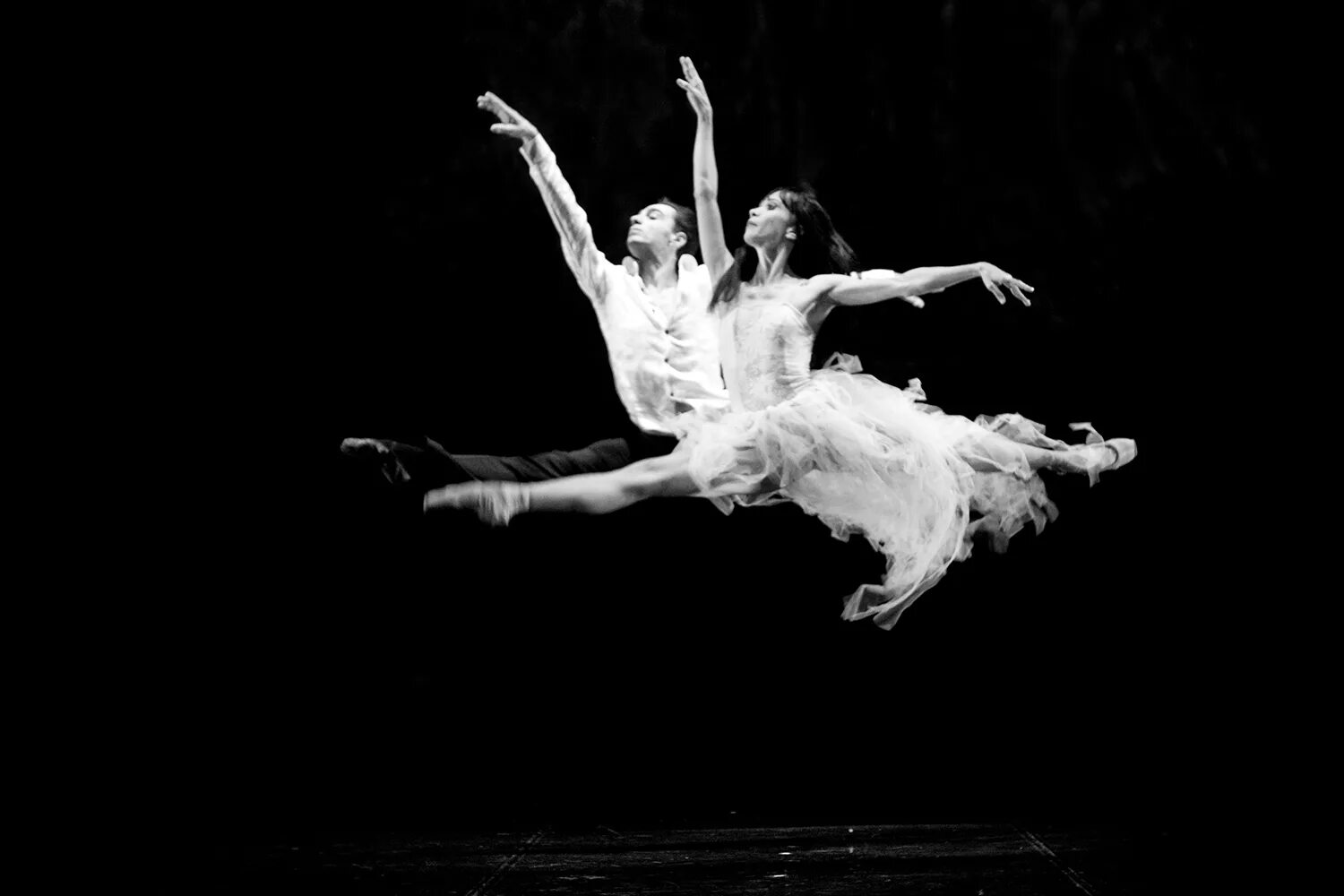 микаэла де принс балерина. кардаш балерина. женский балет. девушка в платье в прыжке. балерина фото.