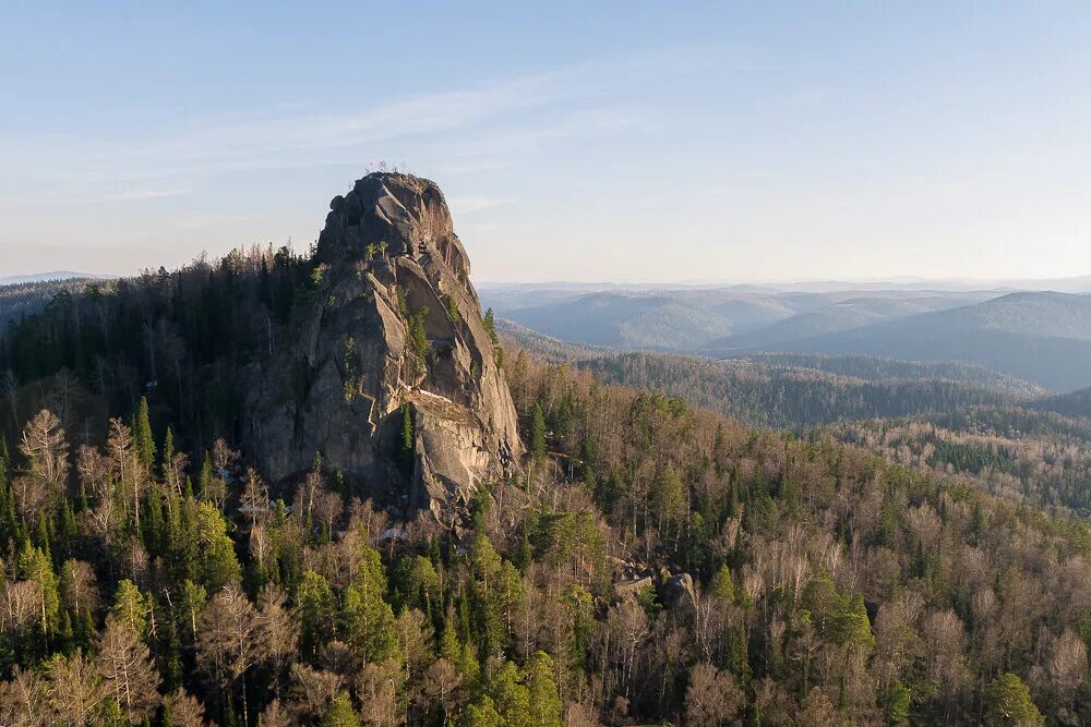 Что есть в красноярском крае. Сопка Красноярские столбы. Красноярский край.заповедник столбы.сопка колокольня. Манская сопка Красноярск. Скала Дикарь Красноярские столбы.