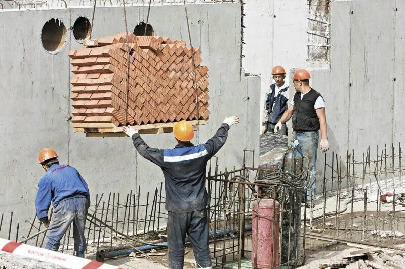 Рабочие на стройке. Разнорабочие на стройку. Подсобники на стройку. Разнорабочий на стройку. Строительство услуги москва