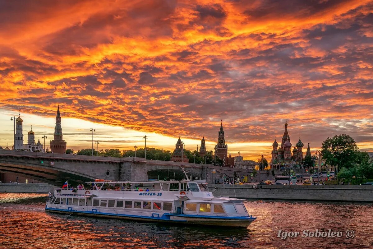 Когда закат в москве. Закат на Москве реке. Реки Москвы. Кремль на закате. Летняя Москва.