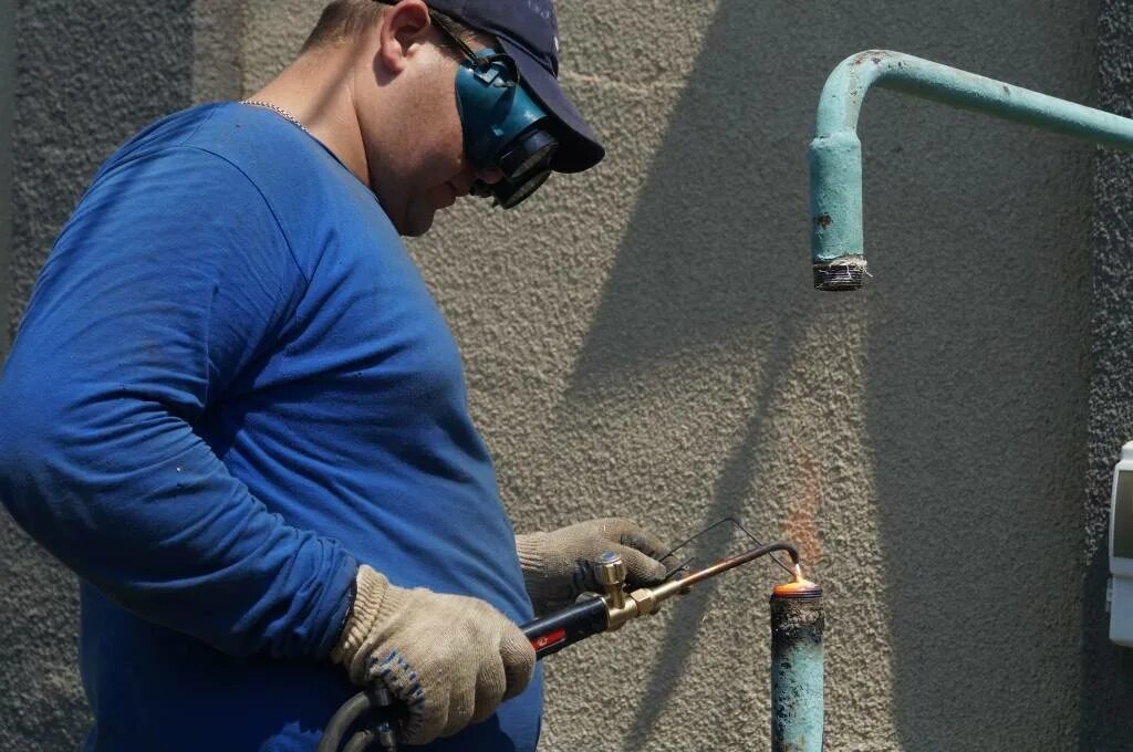 Врезка газа в дагестане. Отключили газ в частном доме. Отключим газ. Незаконное отключении газа. Отключили газ в частном доме.