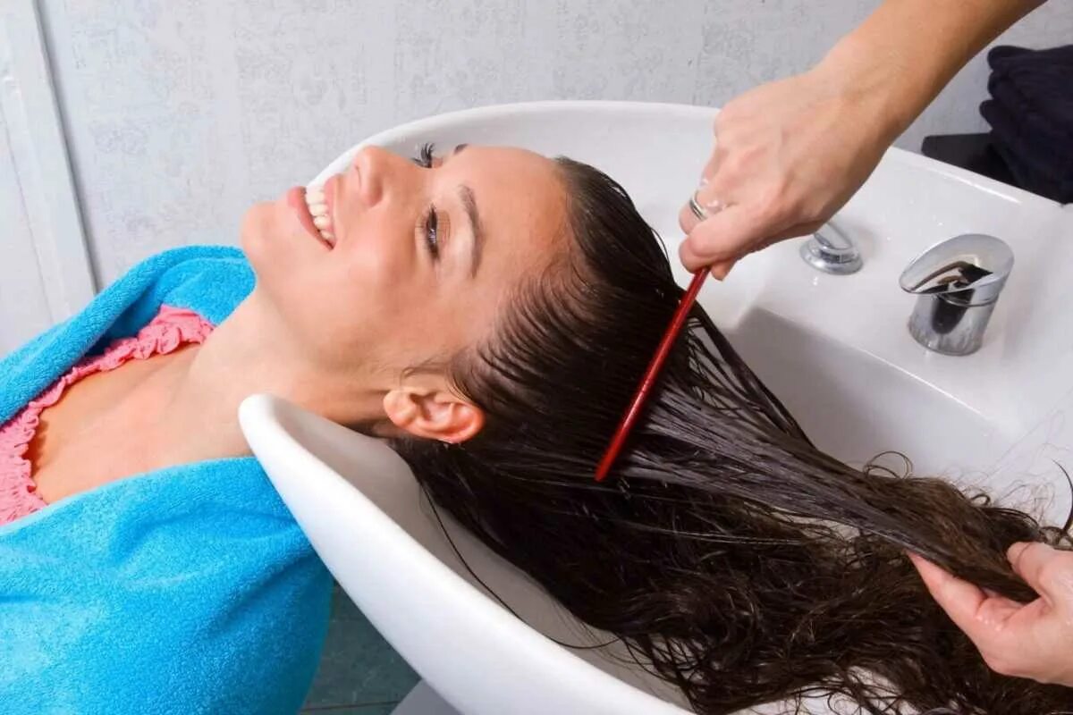 Метод мытья головы. Мытье головы. Мытье волос в салоне. Уходовые процедуры для волос. Ухоженные вымытые волосы.