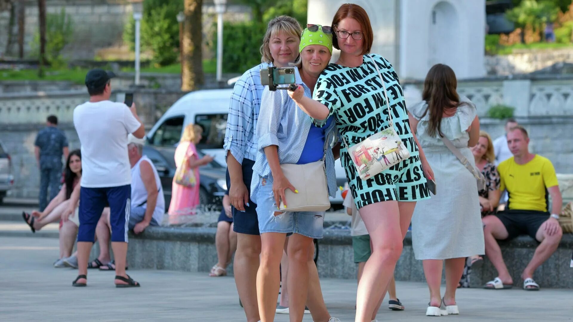 Абхазия на майские праздники 2023. Граница абхазии сейчас. Российские туристы абхазия. Озеро рица туристы. Трипстер экскурсии абхазия.