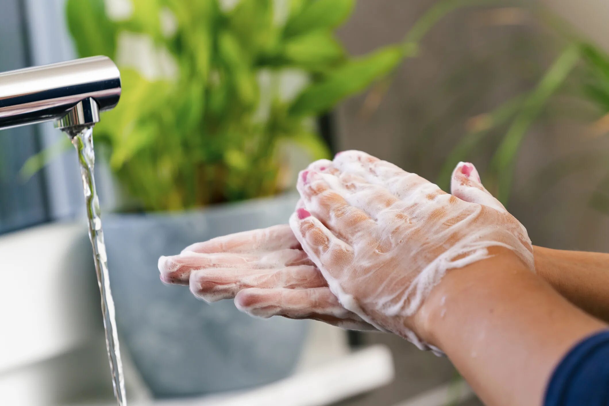 Мытье рук. Мыло для рук. Человек моет руки. Мыльные руки.