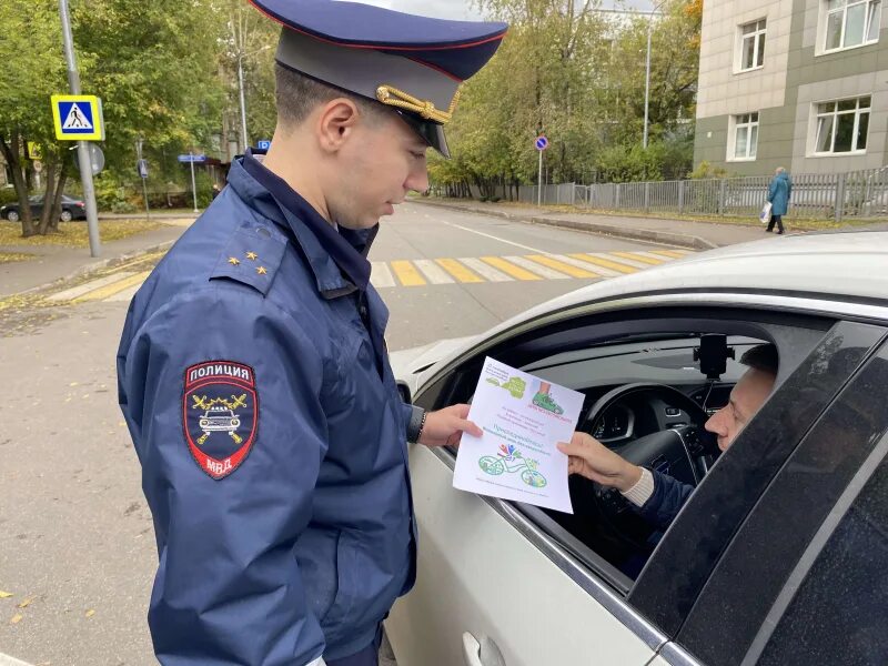 Водители свао. Сотрудник ГИБДД. Водитель и ГИБДД. Машина ГИБДД Чувашии. Водитель ДПС.