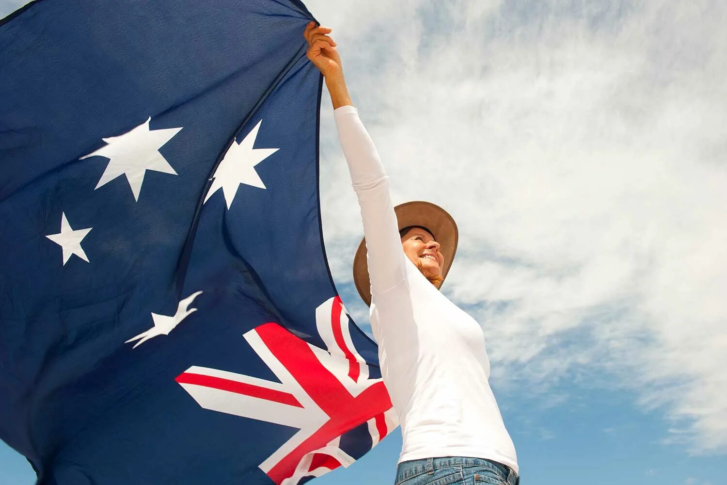Эмигранты в Австралии. Флаг Австралия. Девушка с флагом Австралии. Содружество Австралии.