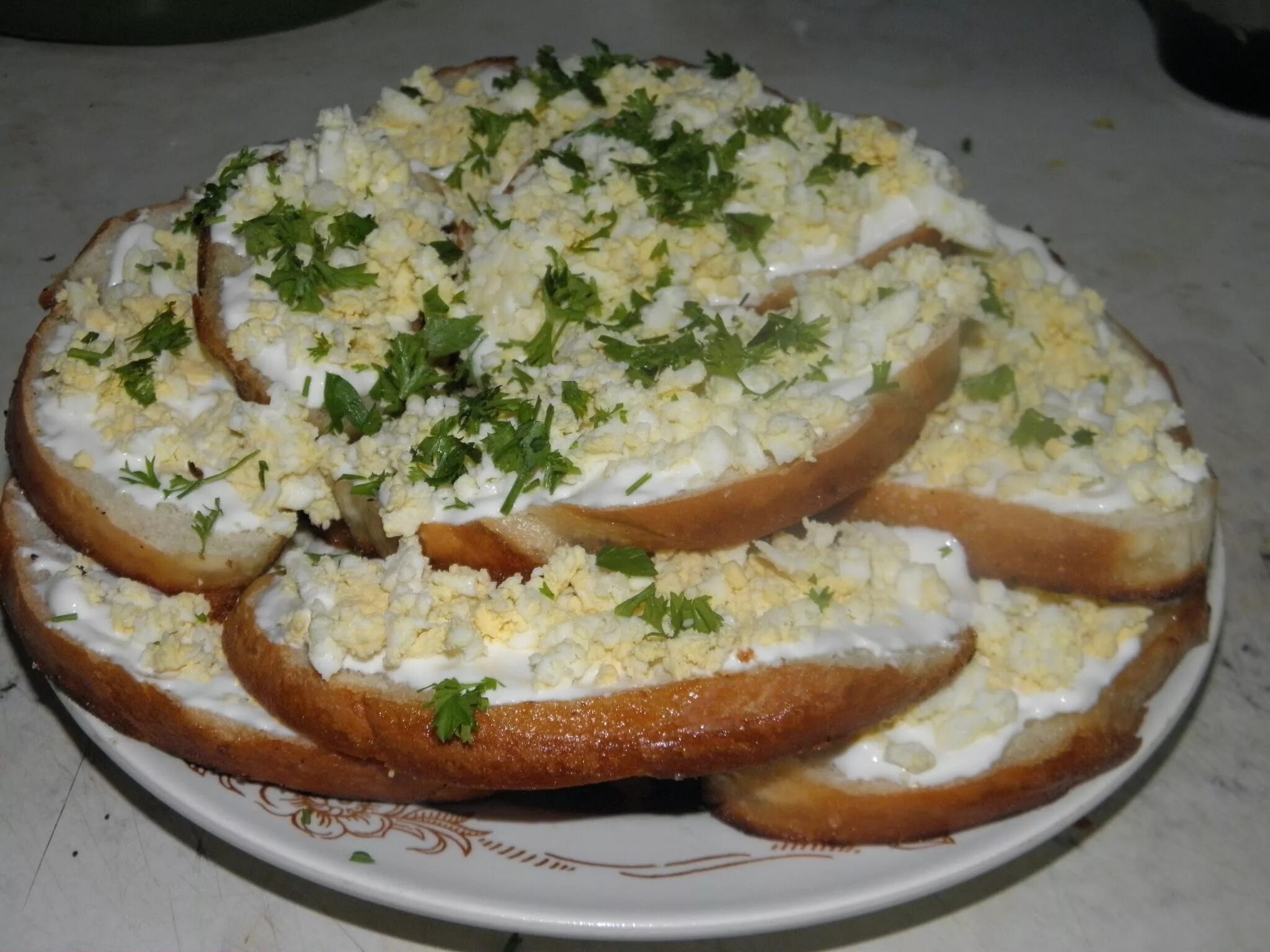 багет с чесноком и сыром зеленью. багет с моцареллой. батон с сыром и чесноком в духовке. багет провансаль. бутерброд с плавленым сыром.