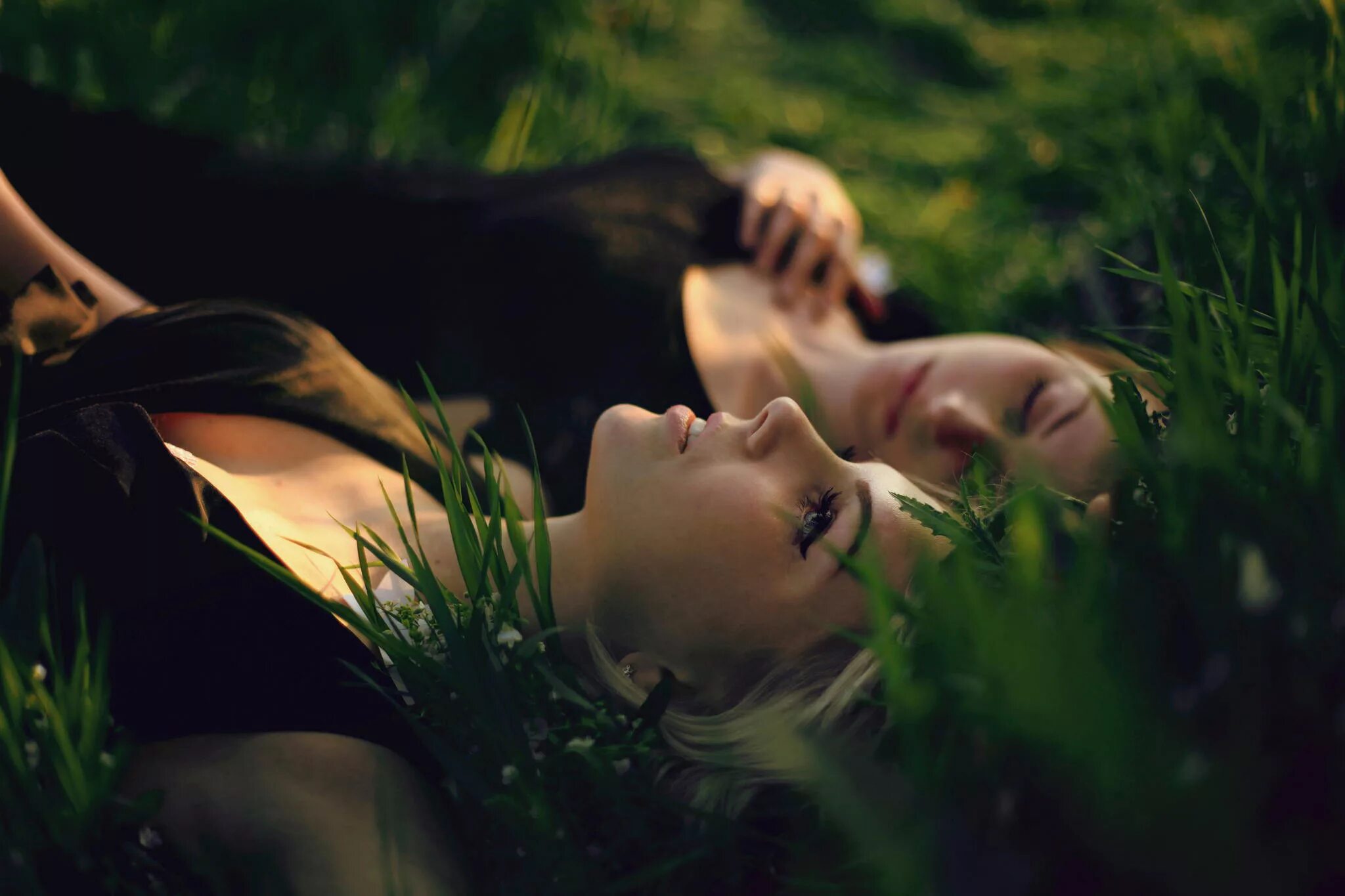 Любовь двух женщин. 2 девушки лежат. Фотограф сергей бидун (sergey bidun). Две девушки лежат на траве. 2 девушки лежат.
