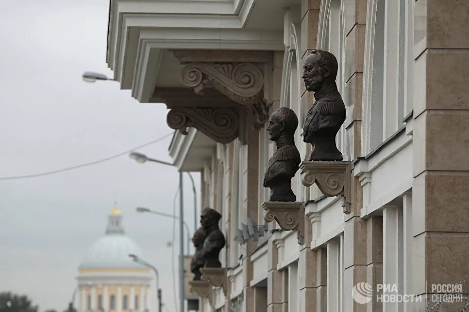 Бюст на набережной. Набережная Санкт Петербург бюст. Нахимов (бюст). Скульптуры флотоводцев установили на Синопской набережной. Риа петербург