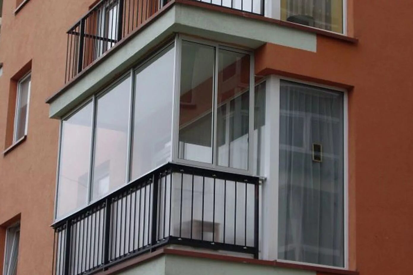 Безрамное остекление балкона в хрущевке. Холодное остекление балкона в хрущевке. Алюминиевый балкон. Алюминиевый раздвижной балкон.