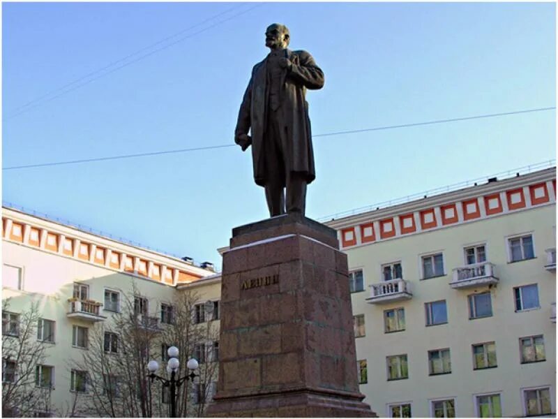 памятник ленину в мурманске. сквер у памятника ленину мурманск. администрация первомайского района мурманска памятник ленину. статуя ленина мурманск. ленин мурманск площадь ленина.