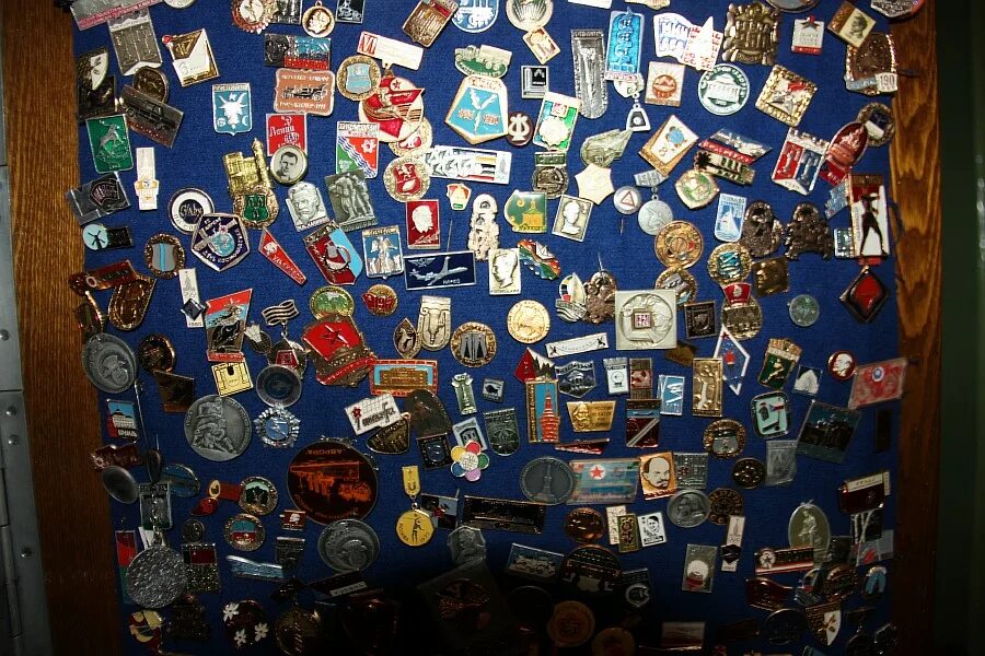 Значки куча. Хобби коллекционирование. Коллекционирование для детей. Куча аниме значков. Куча аниме значков.