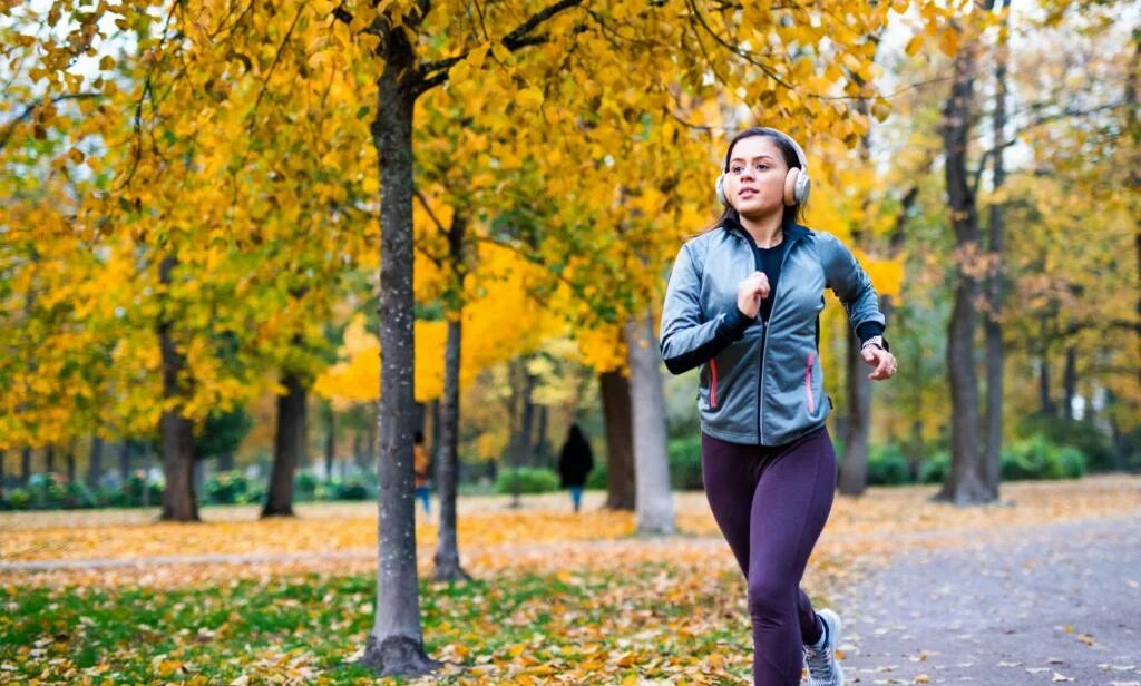 Осенний воздух свеж. Занятие спортом на свежем воздухе осенью. Зарядка на свежем воздухе осенью. Свежий воздух осенью. Тренировки на воздухе осенью.