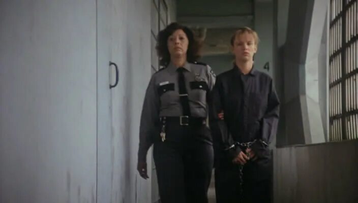 злоупотребление фильм. слишком старая. мартин слишком стар. хесус слишком стар. леймбах марти книга "умереть молодым".