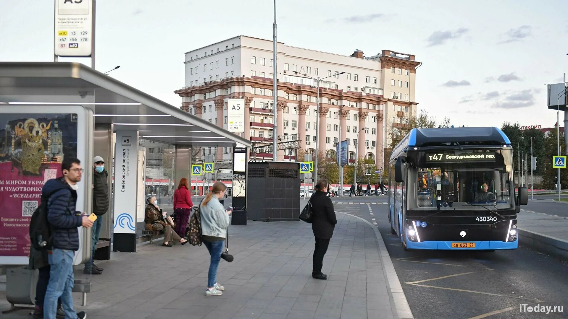 Сгорел электробус. Электробус москва. общественный транспорт москвы. остановки в москве. электробус на остановке.