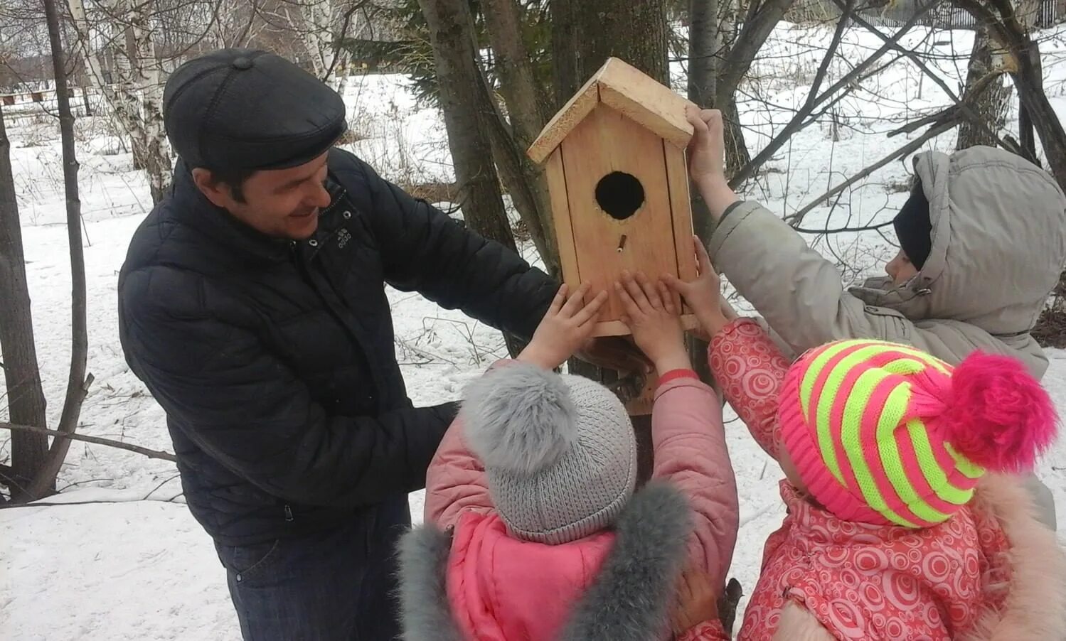 Кормушка для птиц с родителями. Кормушки для птиц в парках. Дети провожают птиц. Дети провожают птиц. Дети развешивают кормушки.