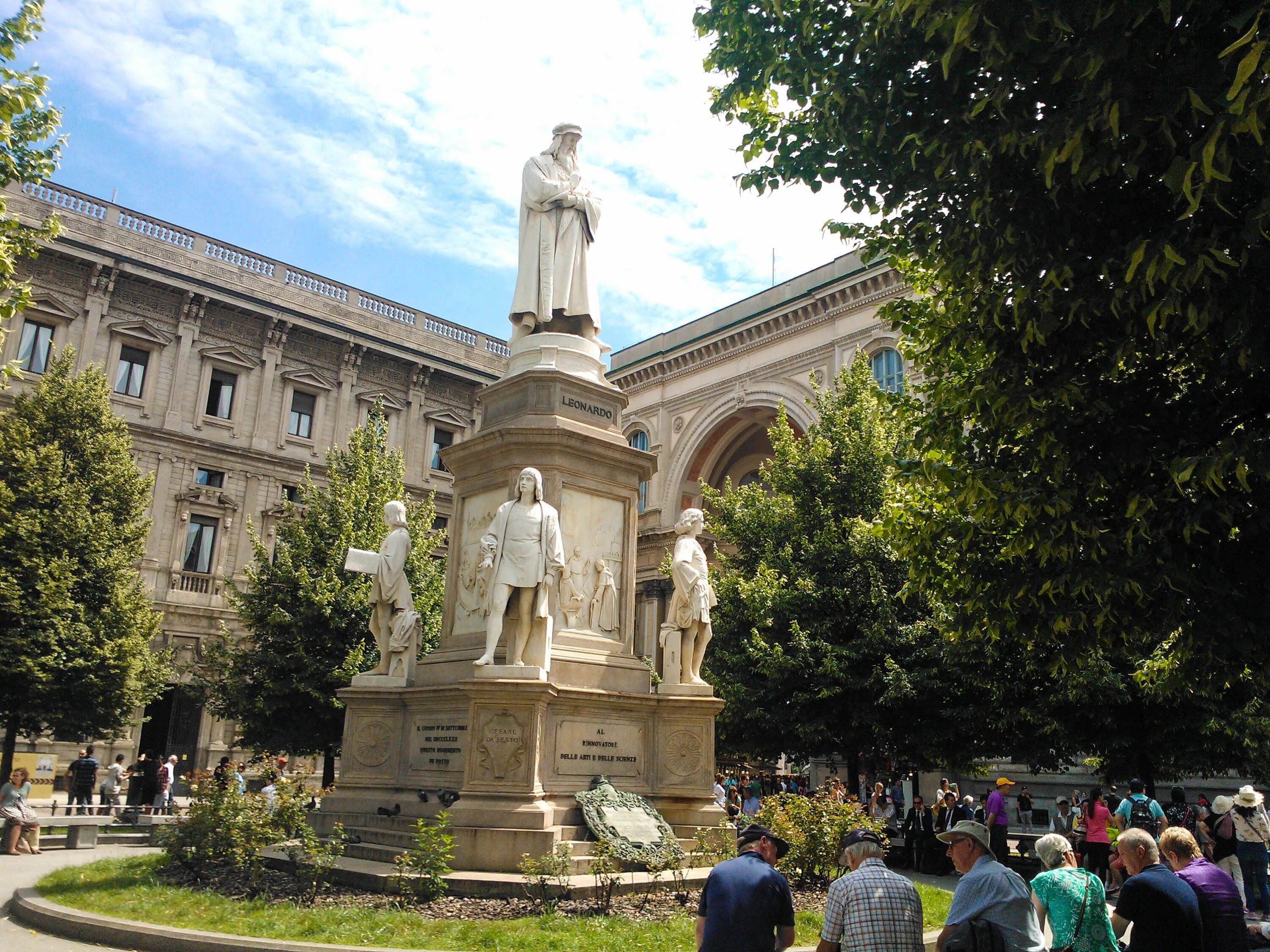 Only square. Памятник Леонардо да Винчи ла скала. Памятник в Милане напротив ла скала.