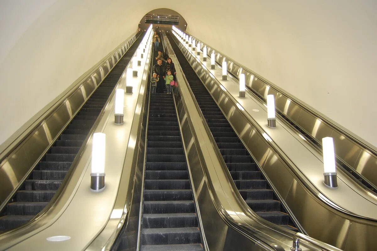 Эскалатор метрополитена поднимает стоящего. Метро Алматы эскалатор. Станция метро парк Победы эскалатор. Станция метро парк Победы эскалатор Санкт-Петербург. Метро Новослободская эскалатор.