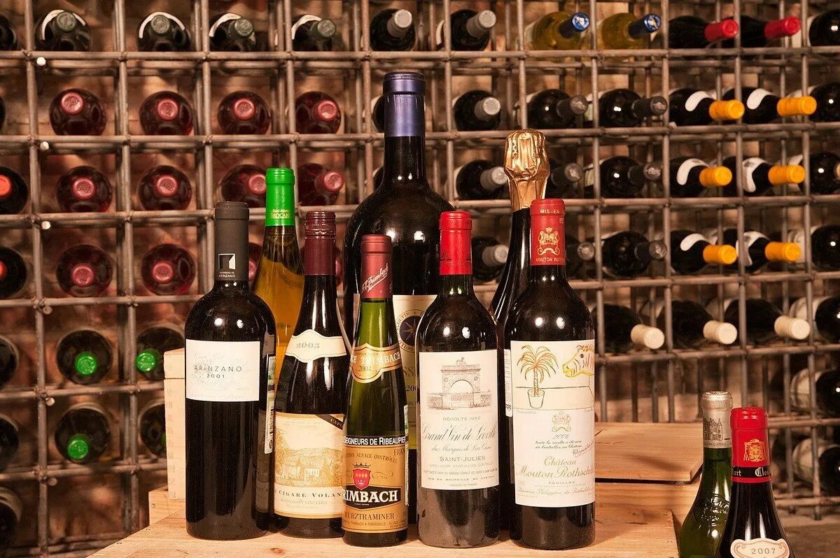 Мир вину. Коллекция вина. Коллекция вин. Коллекция вина в бутылках. Вино много.
